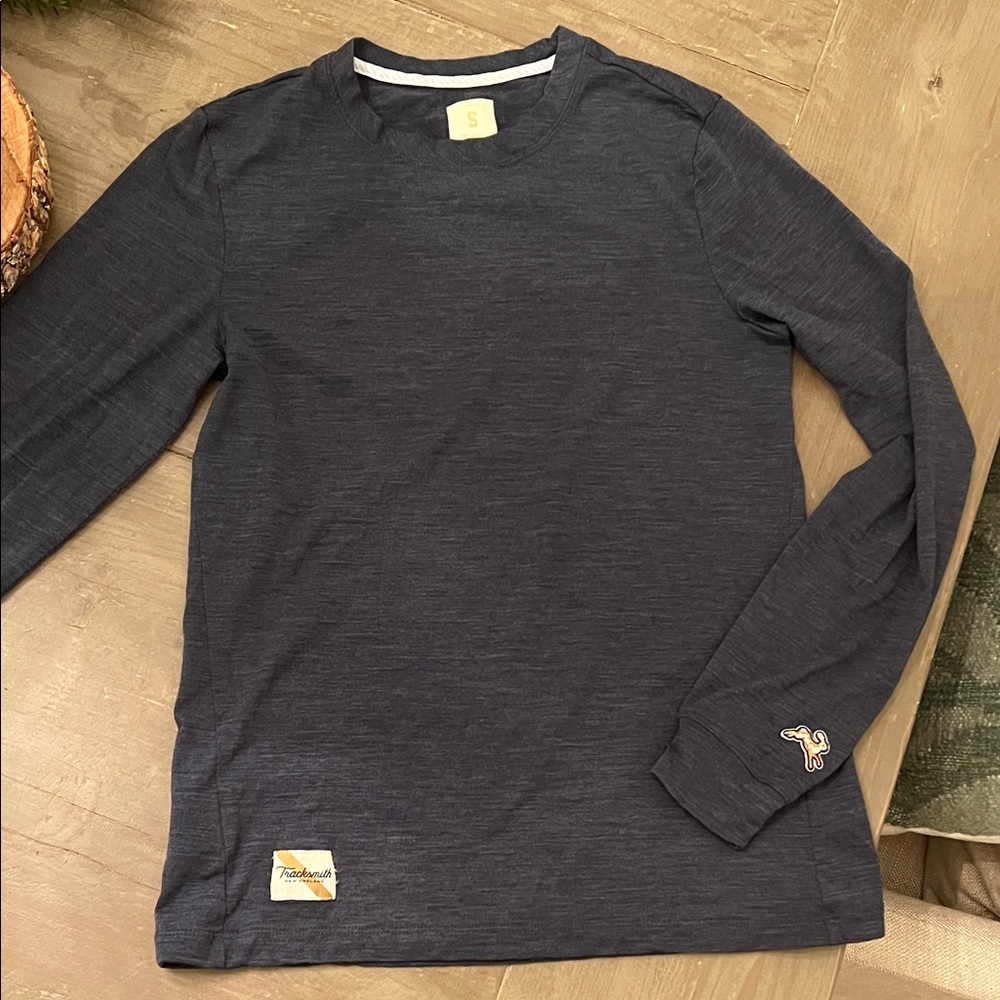 Women’s Tracksmith Harrier Merino shirt.